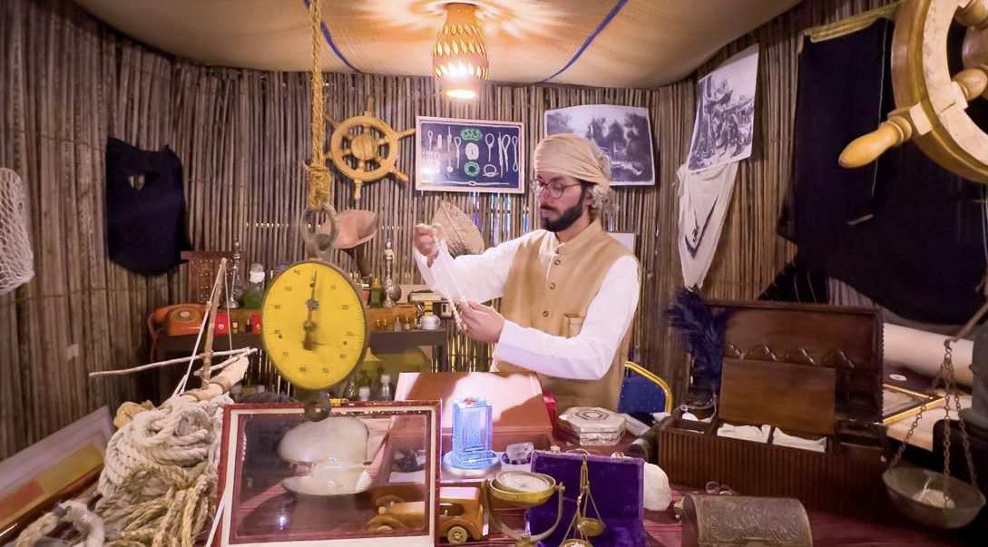 مقتنياته تُدهشك بندرتها: مواطن عُماني يحوّل منزلًا قديمًا إلى مُتحف ينتظر زيارتك
