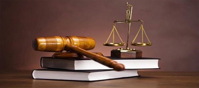 موظف عام تعمّد عرقلة سير العمل، وآخر أساء معاملة مُراجِع، فما قول القانون العُماني فيهما؟