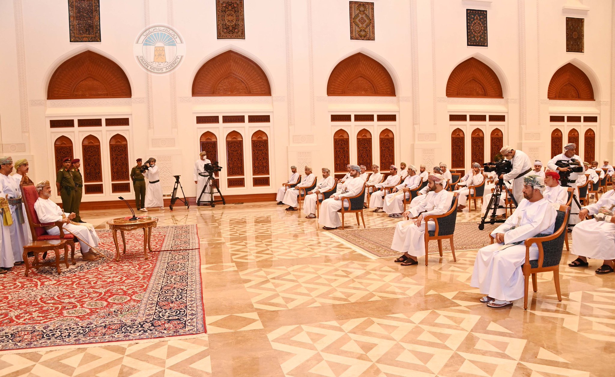 جلالة السلطان يلتقي بشيوخ محافظتي الداخلية والوسطى