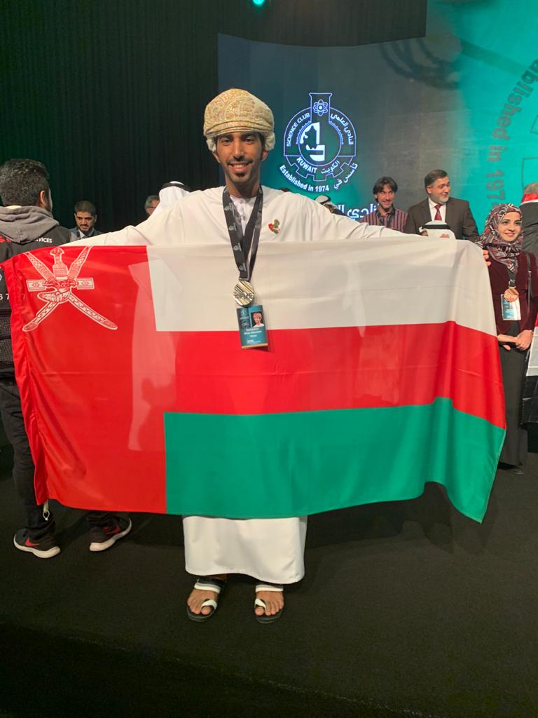 حلّ ثانيًا في معرض دولي: طالب عماني يخترع قفازًا ذكيًا ويوضح آلية عمله