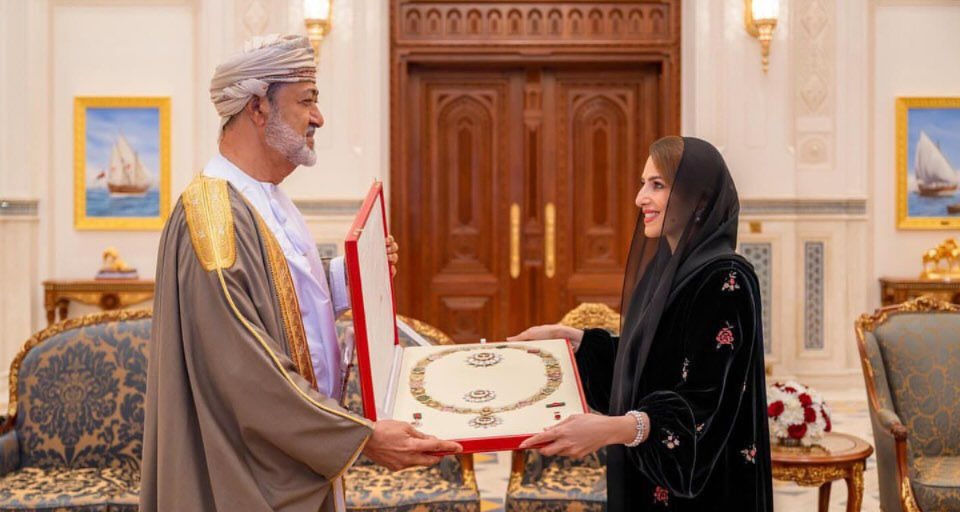 جلالة السلطان يمنح السيدة الجليلة وسام الشرف الأعظم