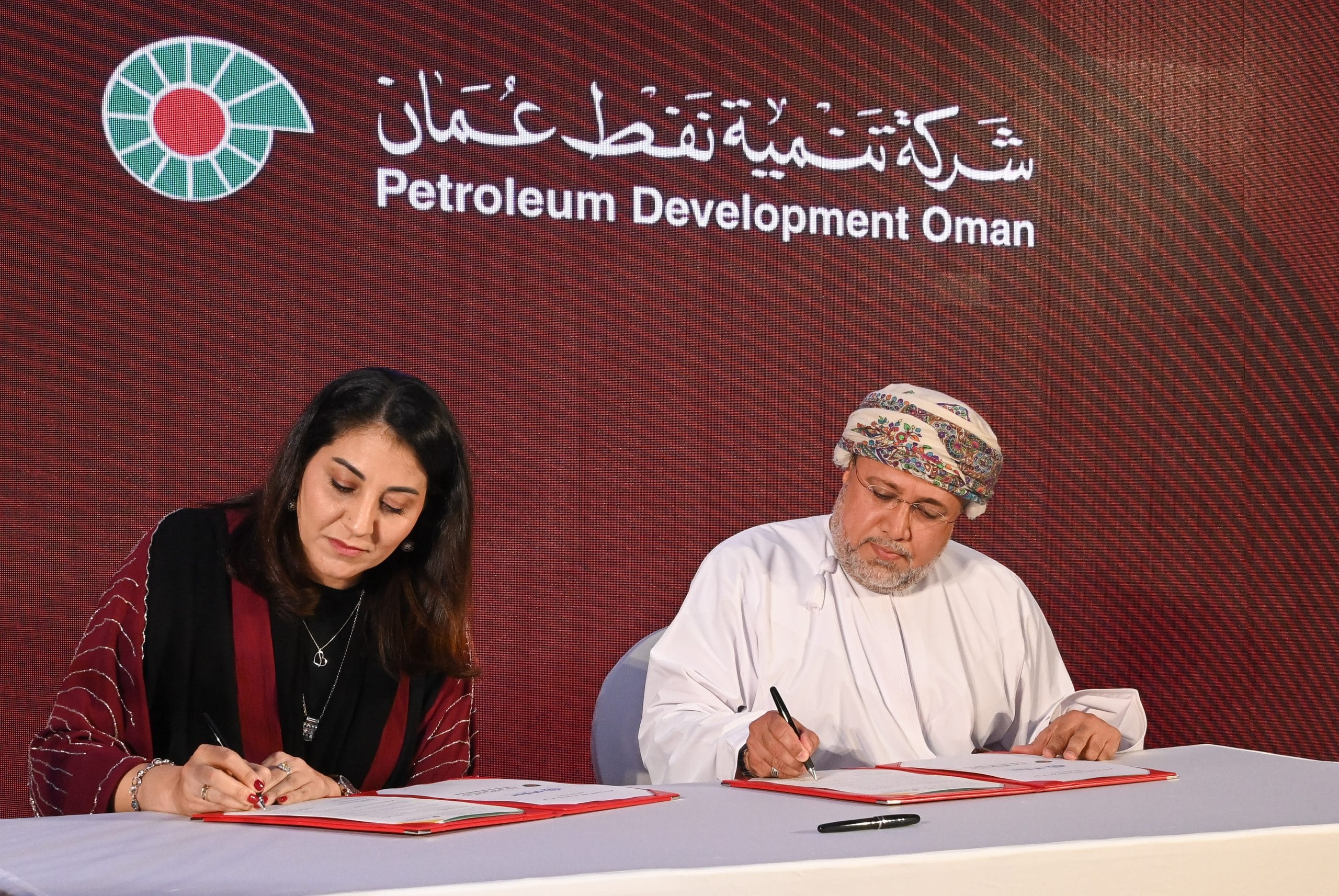 “الطاقة والمعادن” وتنمية نفط عمان توقعان اتفاقيات لتنفيذ 11 مشروعًا وطنيًا