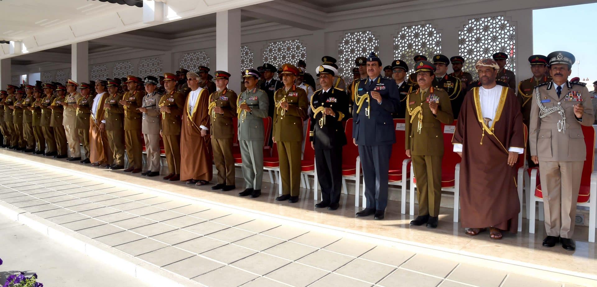 بالصور: سمو السيد ذي يزن يرعى تخريج دفعة جديدة من ضباط الجيش السلطاني العماني