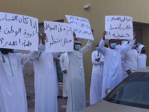 العمل: استمعنا بكل مهنية لمطالب المتجمعين في صحار
