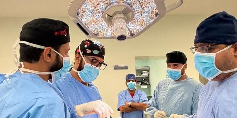 إجراء أول عملية تبشِّر بمستقبل جراحات العمود الفقري في سلطنة عُمان 
