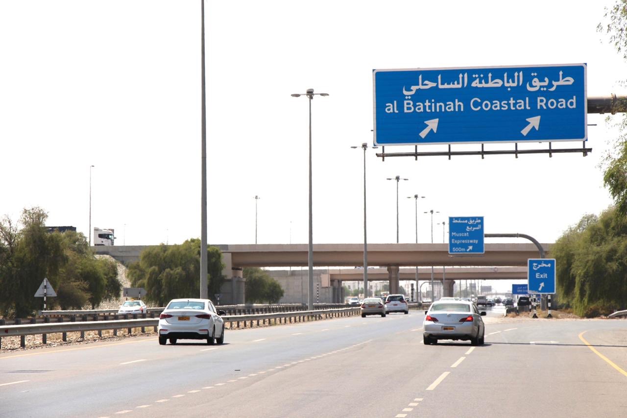 بينهم 3 وزراء: مسؤولون يطلعون على سير العمل في طريق الباطنة الساحلي