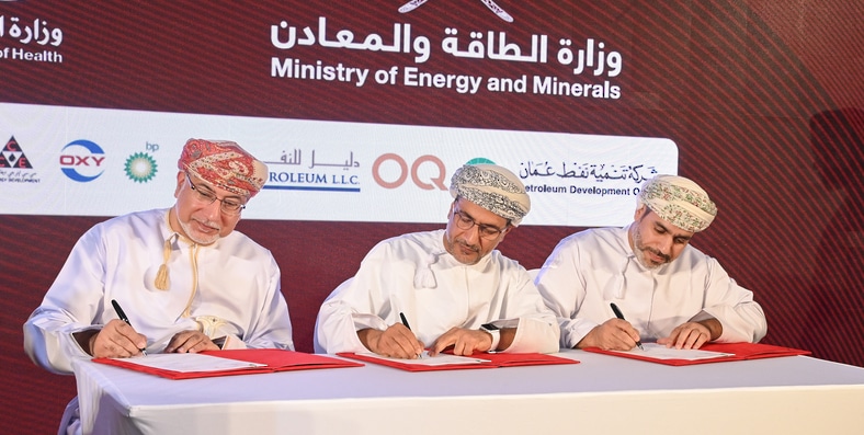 “الطاقة والمعادن” وتنمية نفط عمان توقعان اتفاقيات لتنفيذ 11 مشروعًا وطنيًا