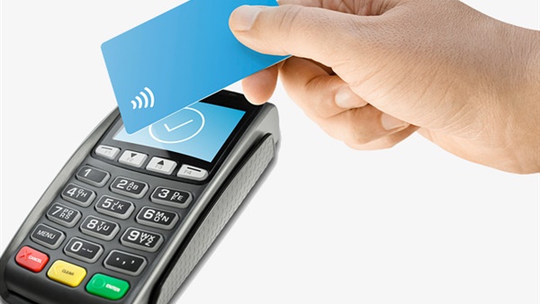 بعد عام من إصدار القرار الإلزامي: ما مدى توفير خدمات الدفع الإلكتروني في المحال التجارية؟