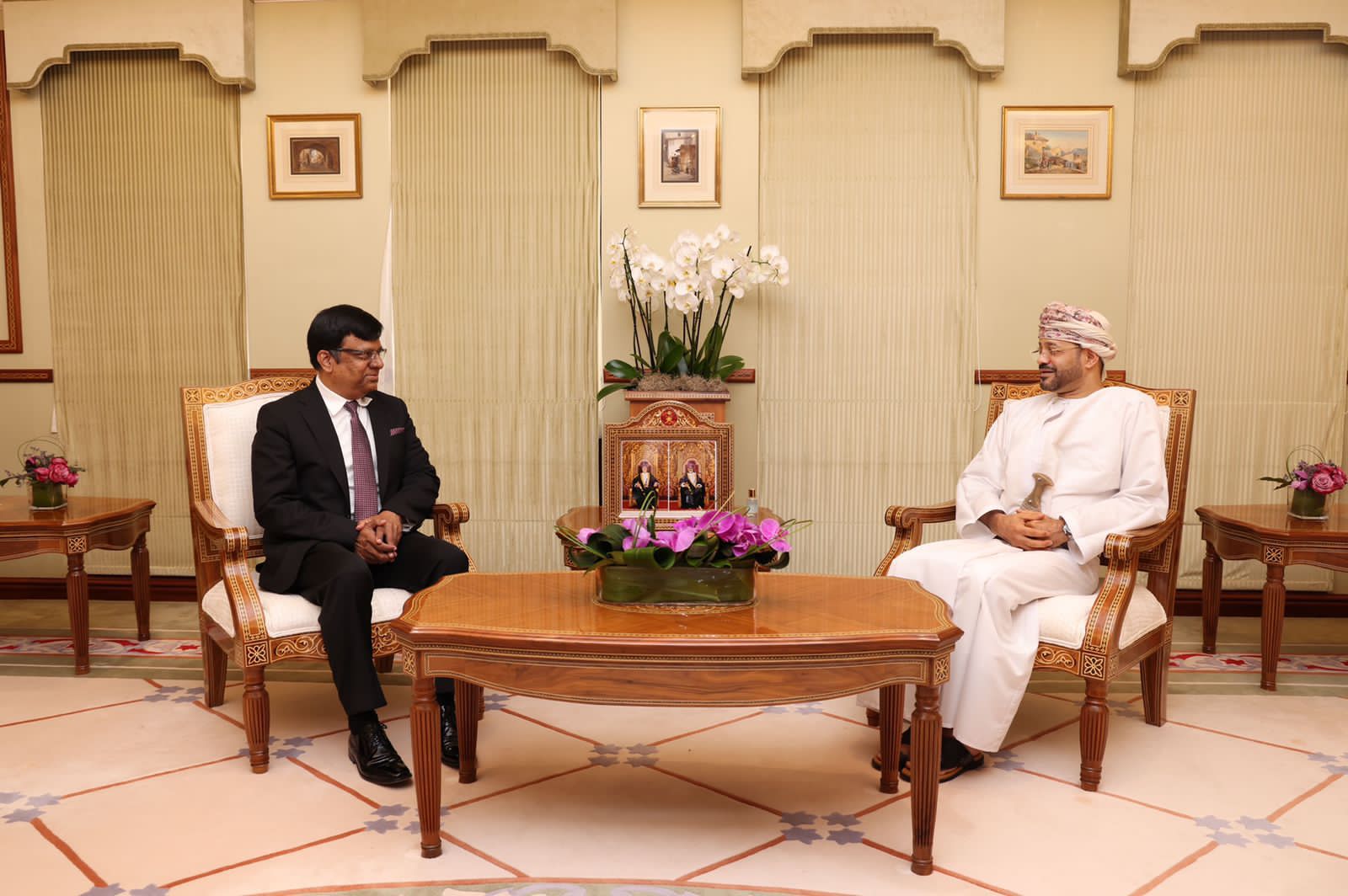 السيد بدر يتسلّم أوراق اعتماد سفير جديد