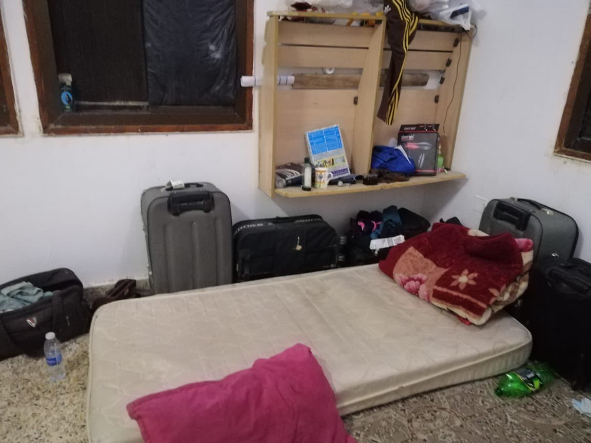 بالصور: بلدية مسقط تداهم منزلًا