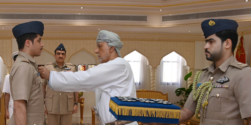 سمو السّيد شهاب بن طارق يقلد أجنحة الطيران للضباط الطيارين