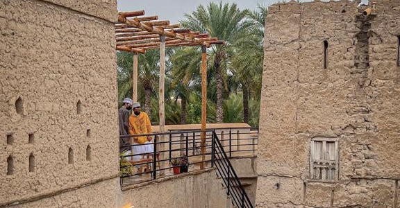 السيدة الجليلة تزور مشروعًا شبابيًا وتوقع على سجل الزوار، فماذا كتبت؟!