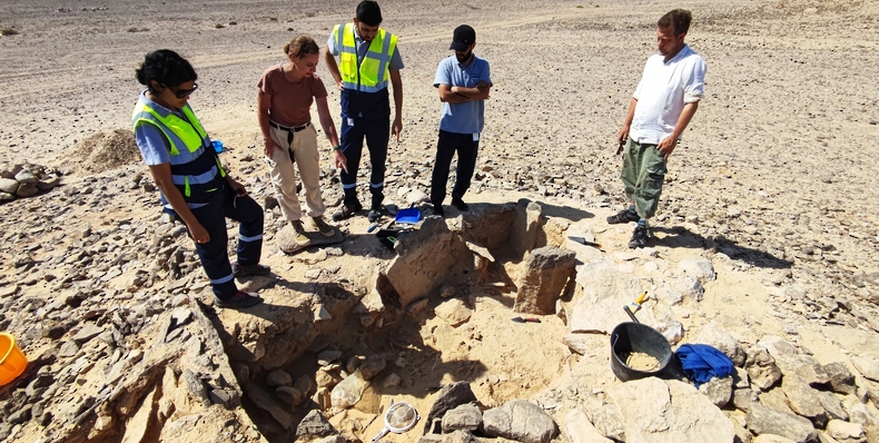 رصد مئات المواقع الأثرية في الدقم