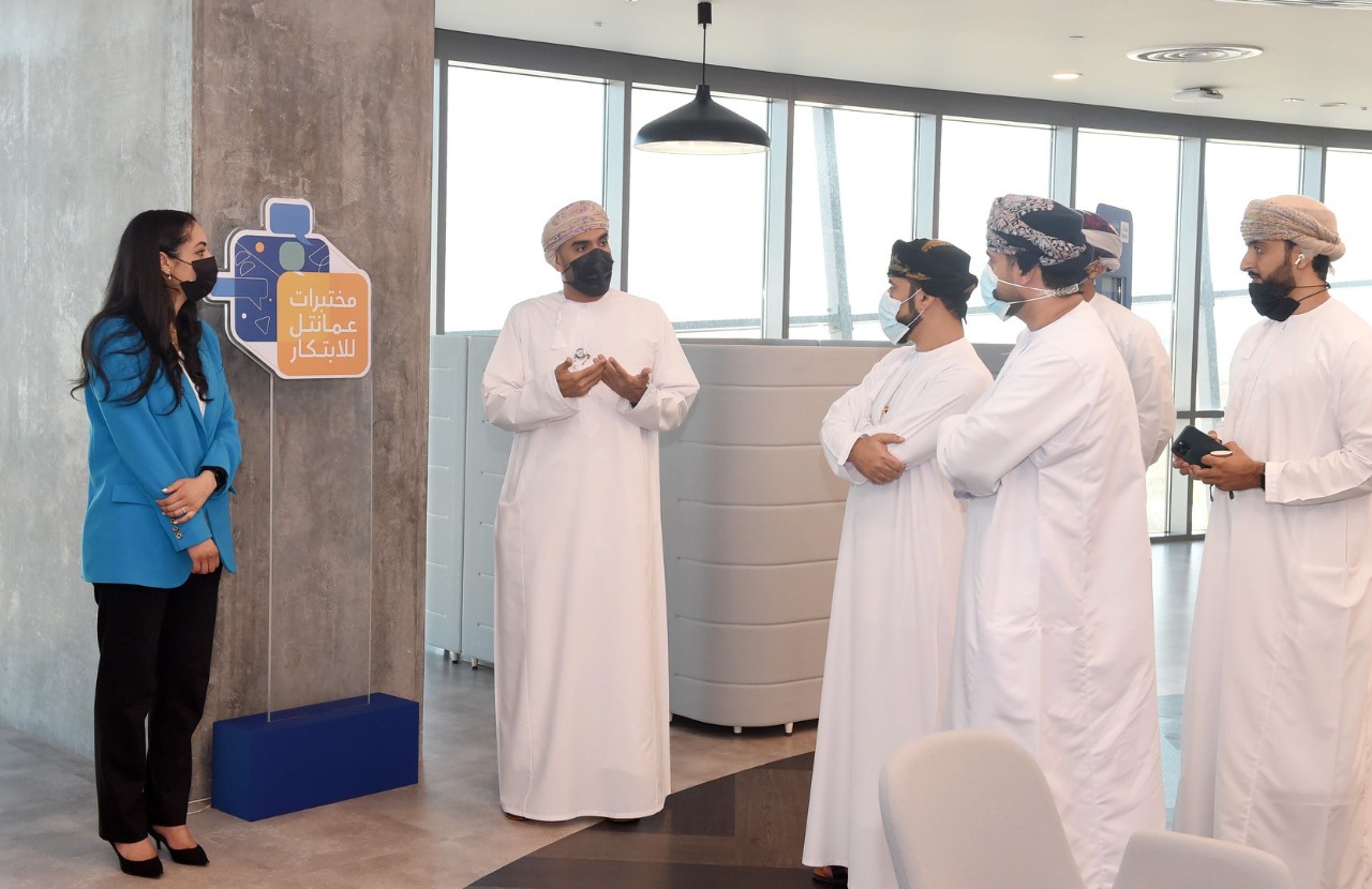 إعلاميون يطلعون على عالم عمانتل للابتكار الرقمي