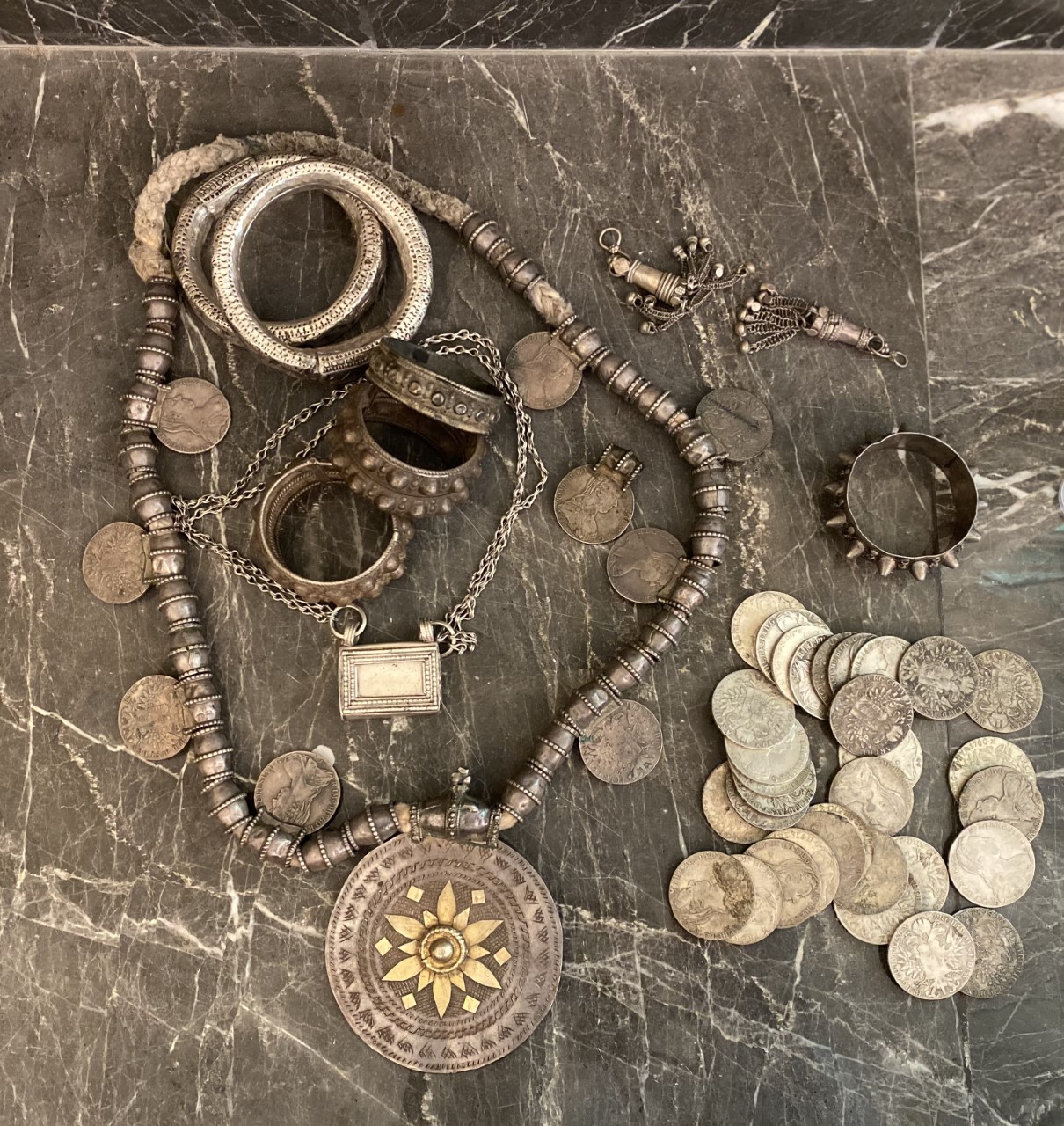 مواطن يمتلك مقتنيات ومخطوطات تراثية تعود لعصور وقرون مختلفة