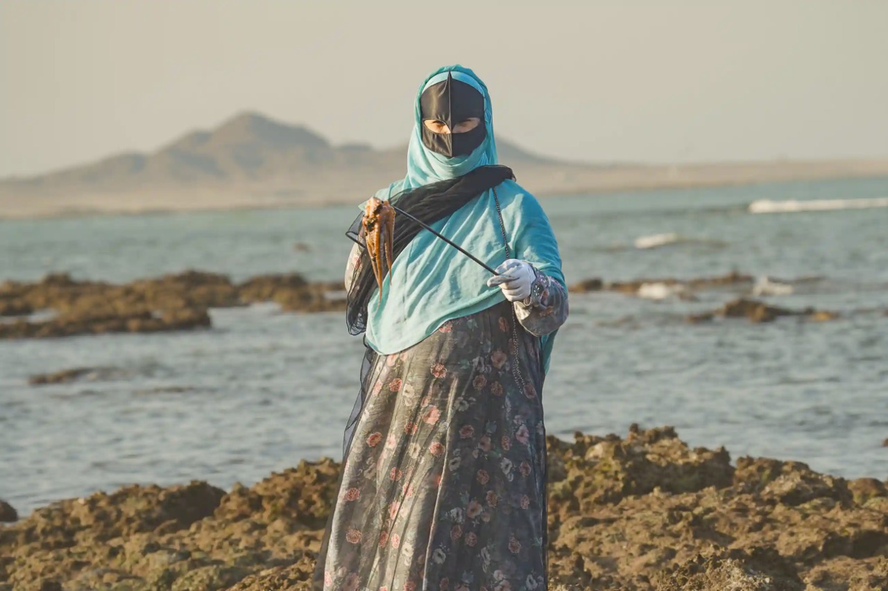 الغارديان البريطانية تروي قصة نساء عُمانيات مع مهنة الصيد