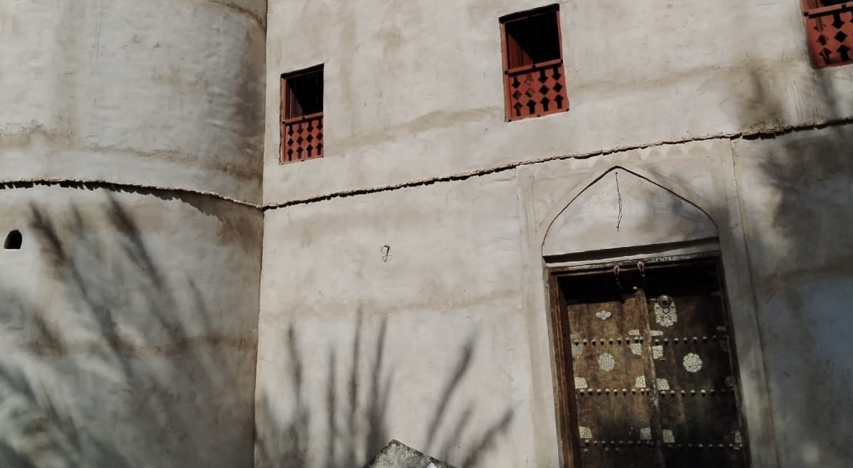 “فكرته وُلِدت من رحم الحاجة”: عُماني يبتكر خلطة طينية ويُرمم أكثر من 50 مبنى