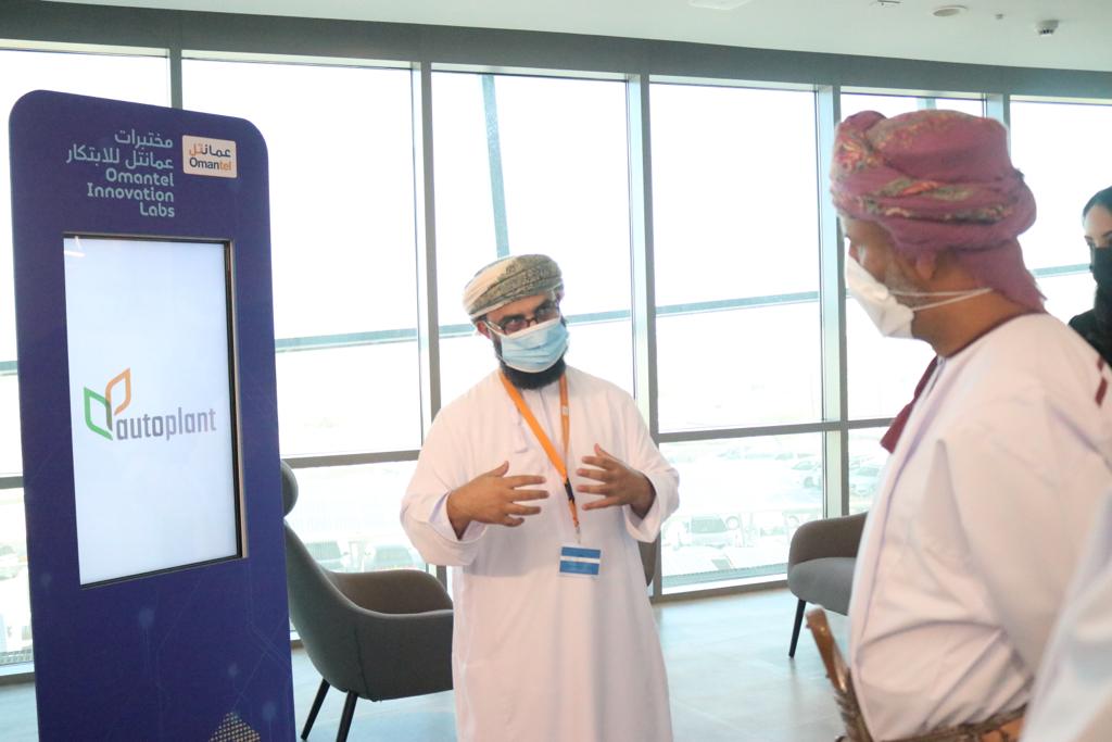 عمانتل تُدشِّن متجرًا يُدار آليًا بالكامل