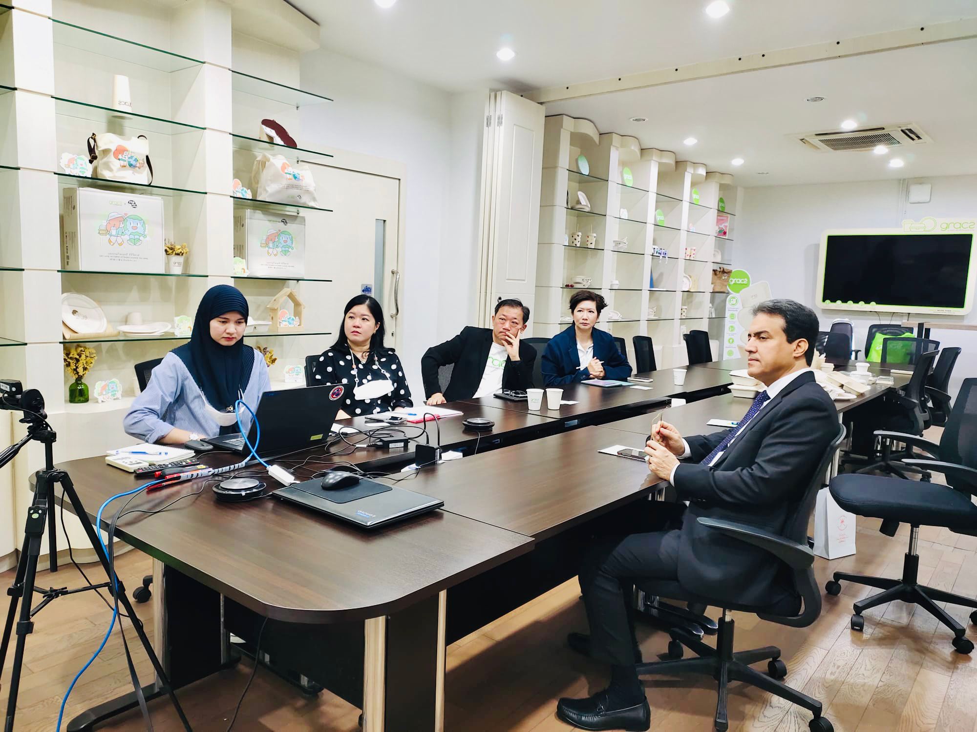 بحث فرص الاستثمار مع شركة تعبئة وتغليف تايلاندية