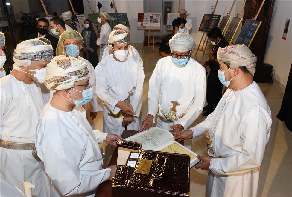 تدشين موسوعة أُنشِئت بتوجيهات من السلطان قابوس… والزبير يشرح تفاصيلها