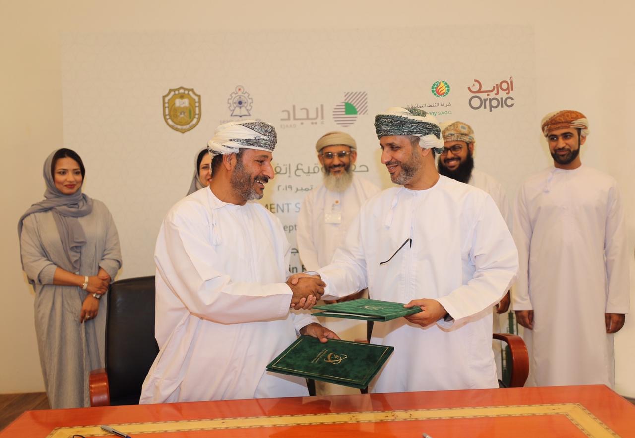 مادة تؤثر بيئيًا واقتصاديًا على إحدى الشركات بالسلطنة..وباحثون يبحثون عن حل لها