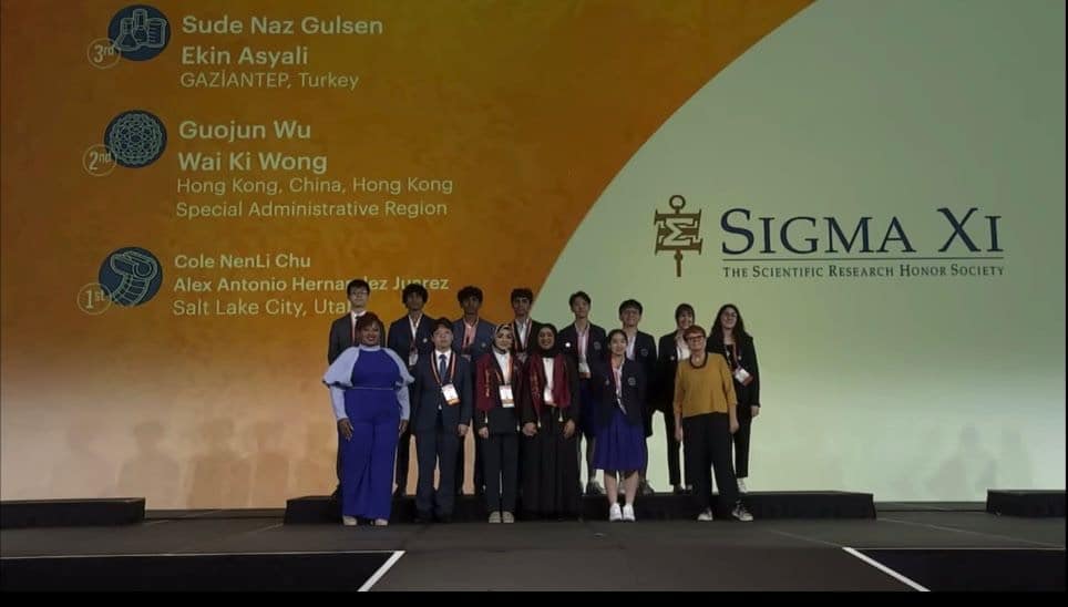 فكرة تستخلص دواءً من اللبان تأخذ طالبتين عُمانيتين إلى العالمية