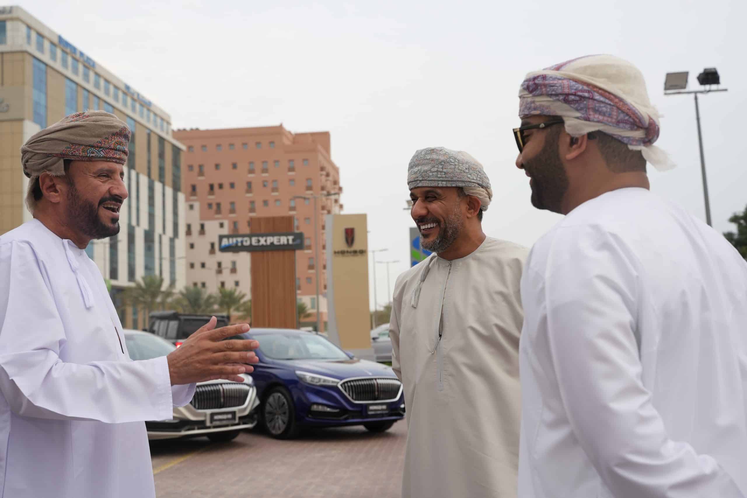 شركة محسن درويش تدعم نهائي سباقات الهجن بـ10 سيارات