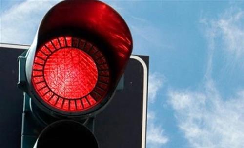 توقيف السائق وحجز المركبة لمن يتجاوز الإشارة الحمراء