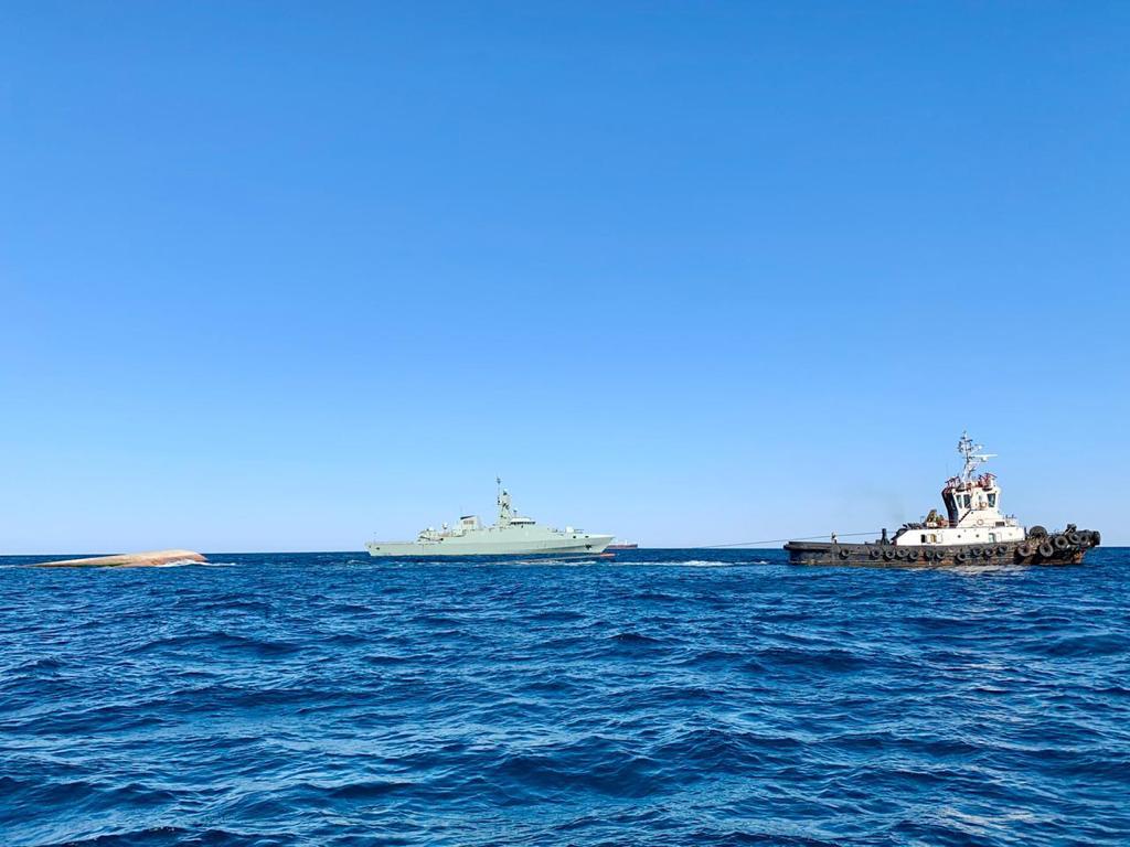 غرق سفينة إيرانية قرابة مضيق هرمز