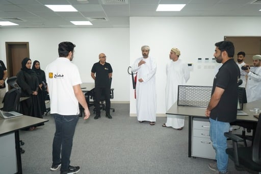 وزير العمل بعد زيارته لـ “مصلّح”: نموذج متميز للشباب العمانيين
