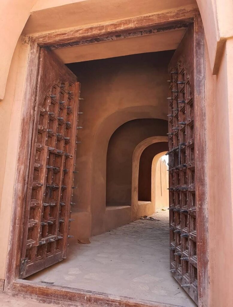 بها معالِم و3 أشجار مُعمِّرة: “حجرة الشيخ” حارةٌ عُمانية تروي التاريخ