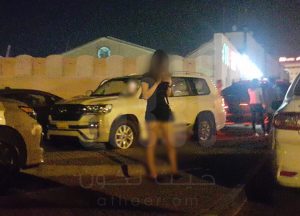 بالصور والفيديو.. كائنات ليلية في شوارع مسقط