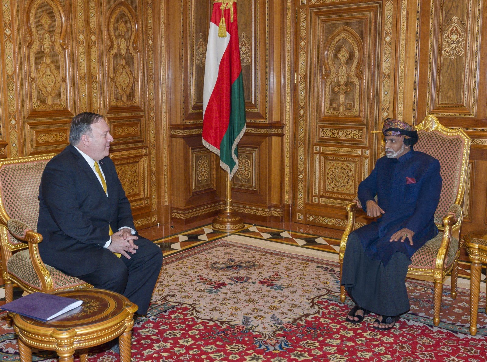 بالفيديو والصور: شاهد إطلالة جلالة السلطان أثناء استقبال وزير الخارجية الأمريكية