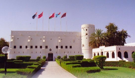 زوار يتعرفون على ما يحتويه متحـف قـوات الـسـلطان المسلحة