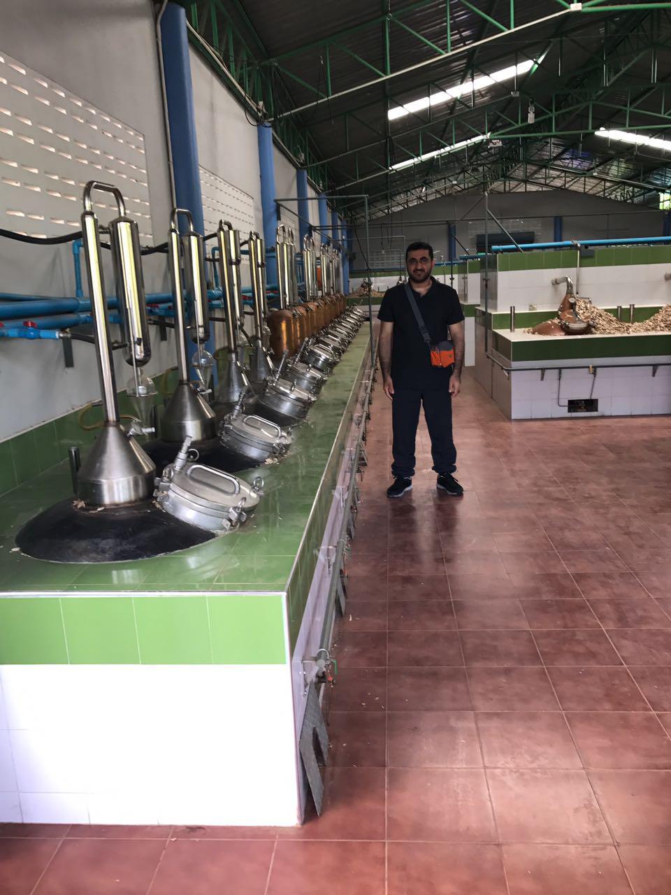 شاب عُماني يُحوِّل شغفه بدهن العود إلى مشروع تجاري.. ويحلم بـ “مصنع”