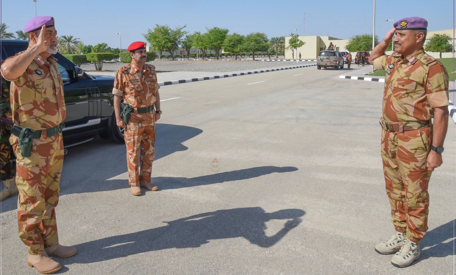 بالصور: جلالة السلطان يزور معسكر الصمود