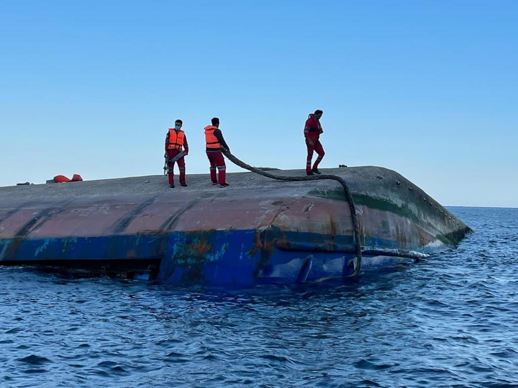 غرق سفينة إيرانية قرابة مضيق هرمز