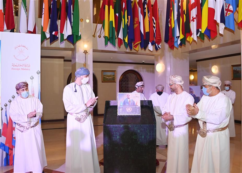 يحمل صورة والد جلالة السلطان: طابع بريدي عماني جديد