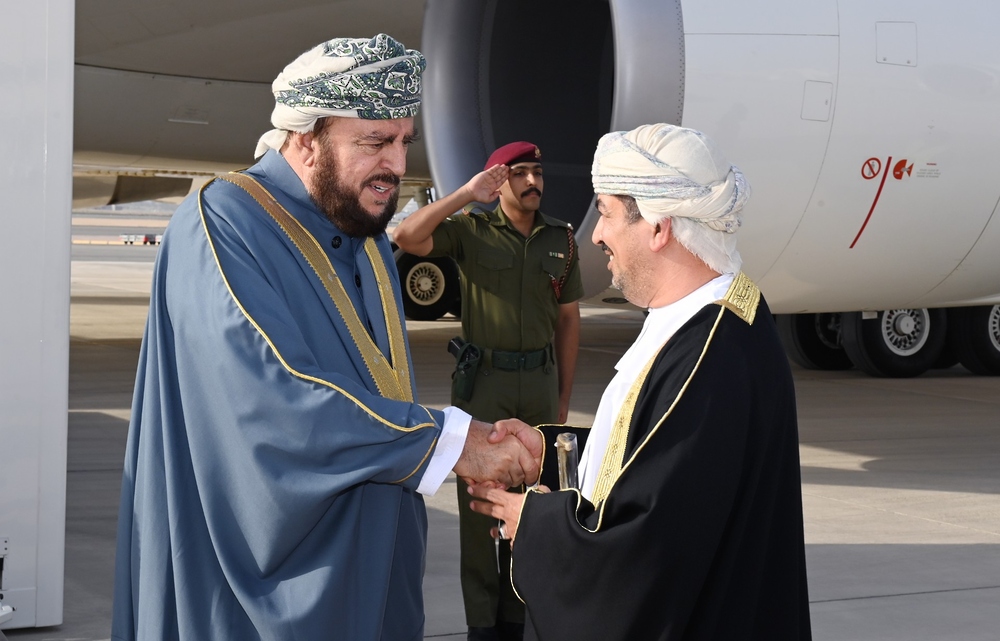 بالصور: سمو السيد أسعد بن طارق يعود إلى البلاد