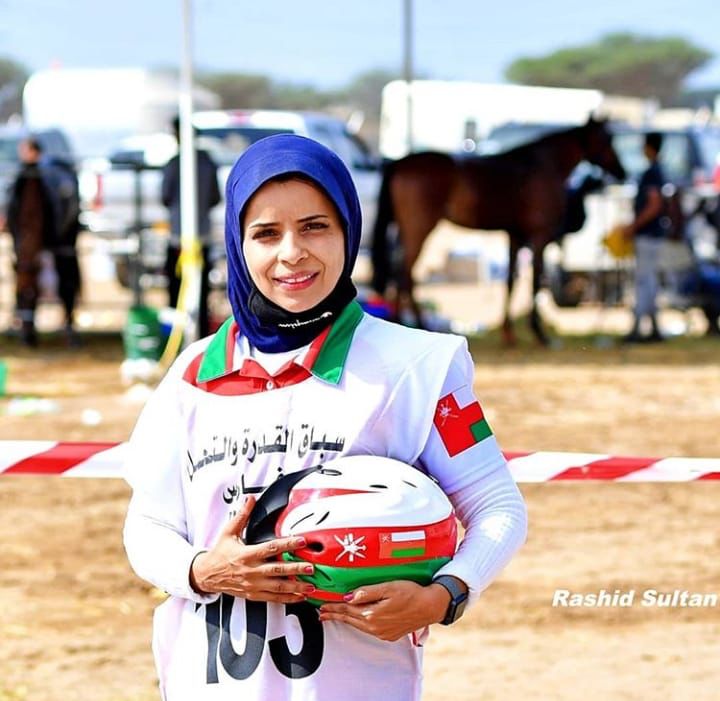 عمانية تستثمر شغفها بالفروسية في افتتاح مربط خاص
