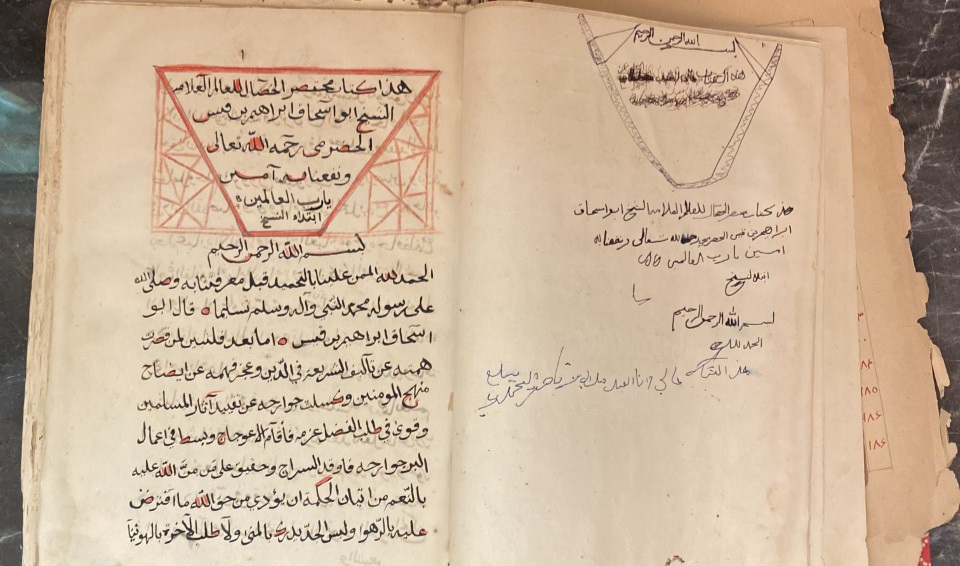 مواطن يمتلك مقتنيات ومخطوطات تراثية تعود لعصور وقرون مختلفة