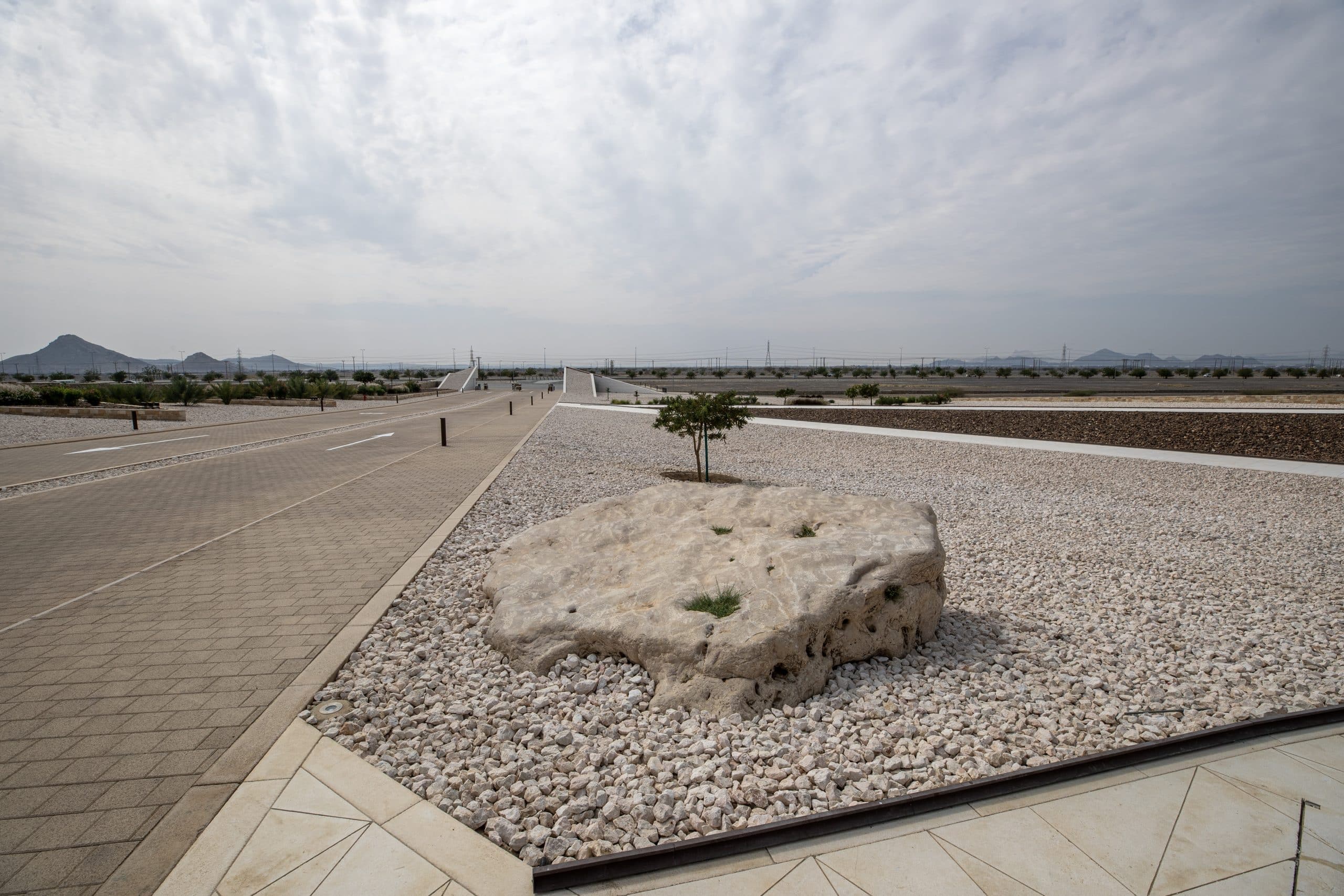 ما قصة الصخرة المعروضة في حديقة متحف عمان عبر الزمان؟