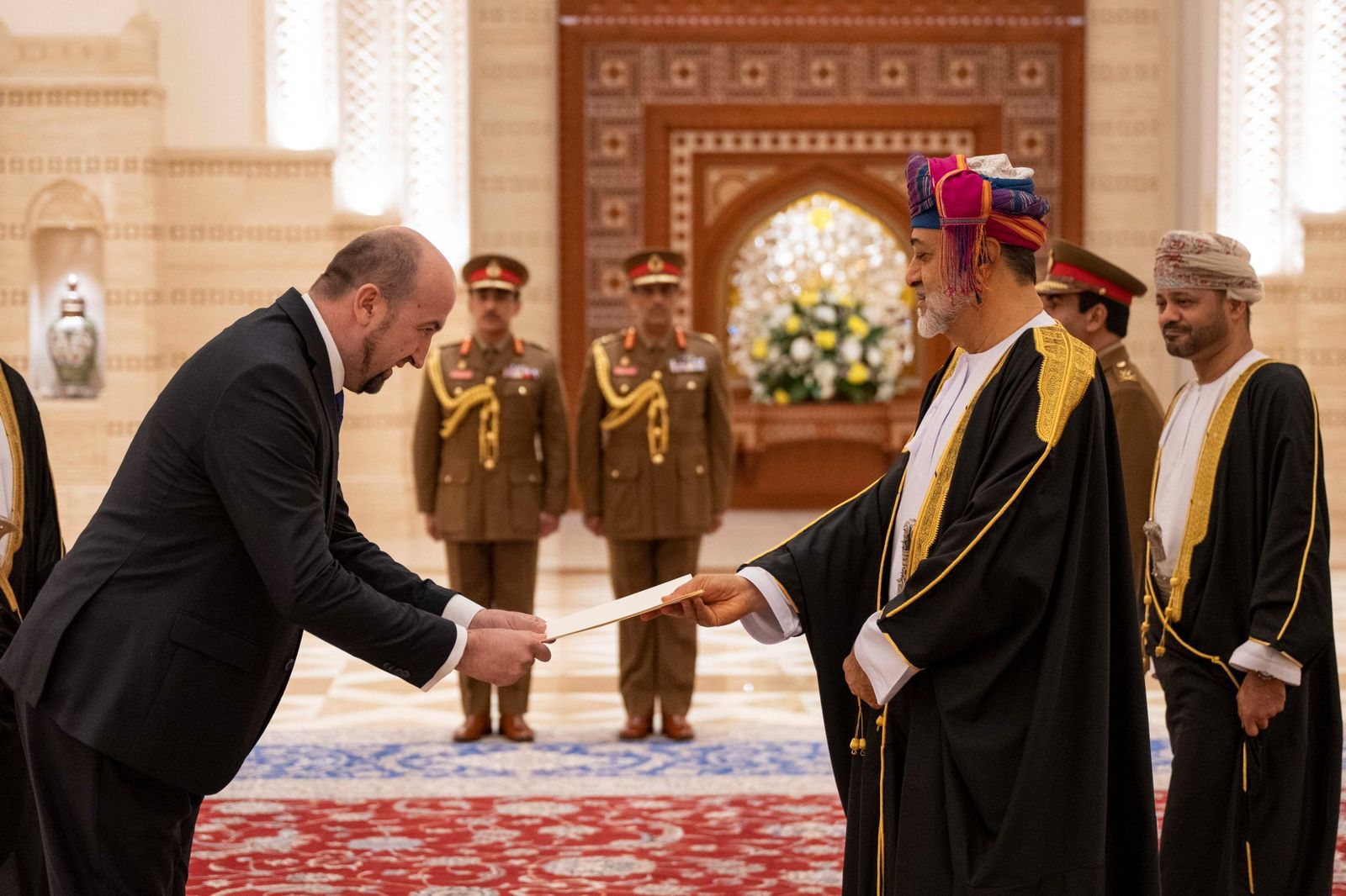 بالصور: جلالة السلطان يتقبّل أوراق اعتماد مجموعة من السفراء