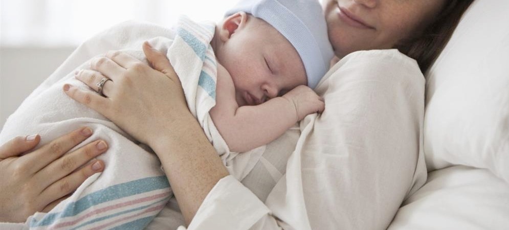 بكاء وخوف وقلق وعصبية قد تشعر بها المرأة بعد الولادة؛ فماذا تُسمّى هذه الحالة طبيًا؟