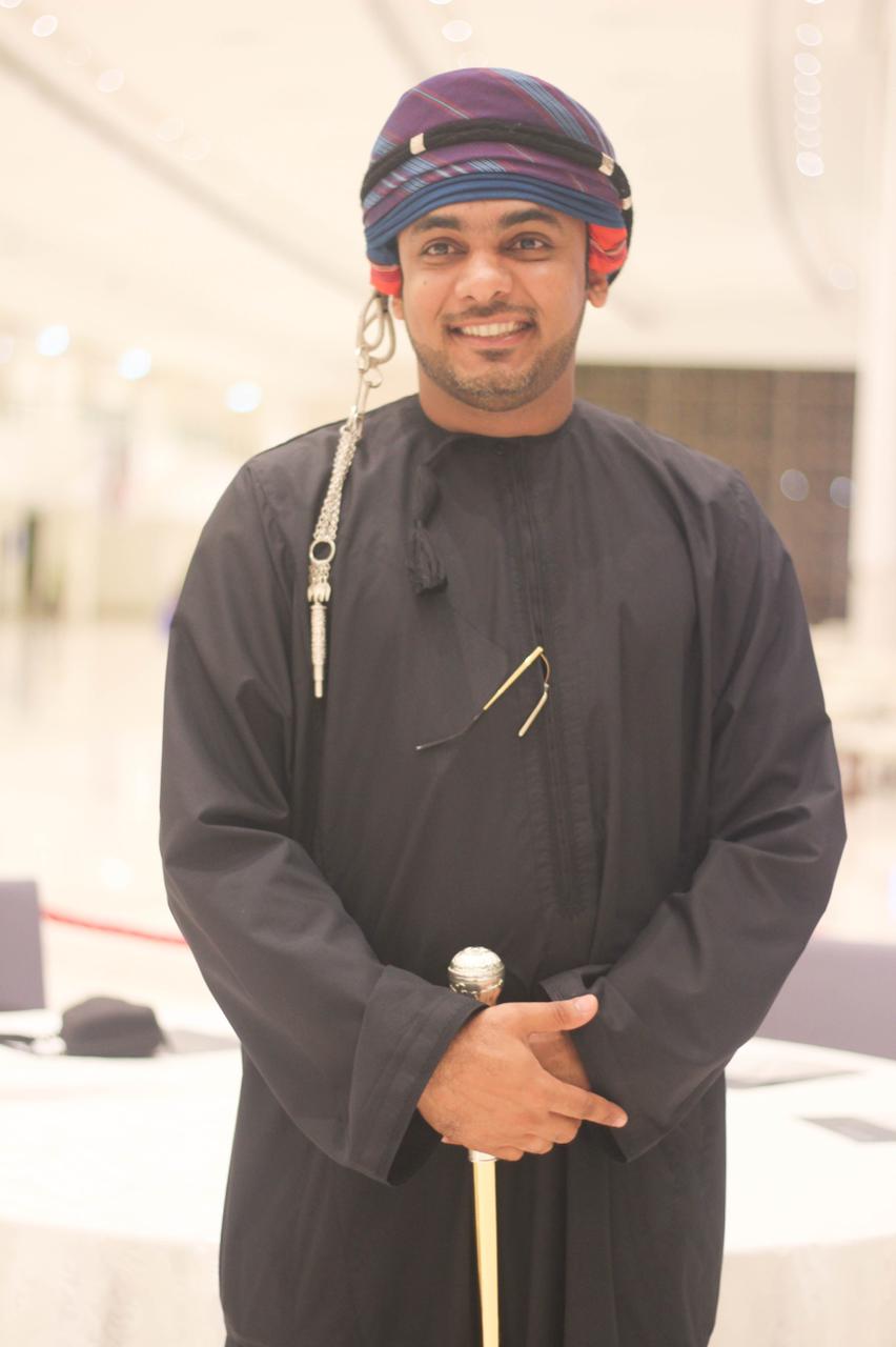 مواطن يجمع الأزياء الرجالية العمانية ويوثقها ويُعيد تصميمها