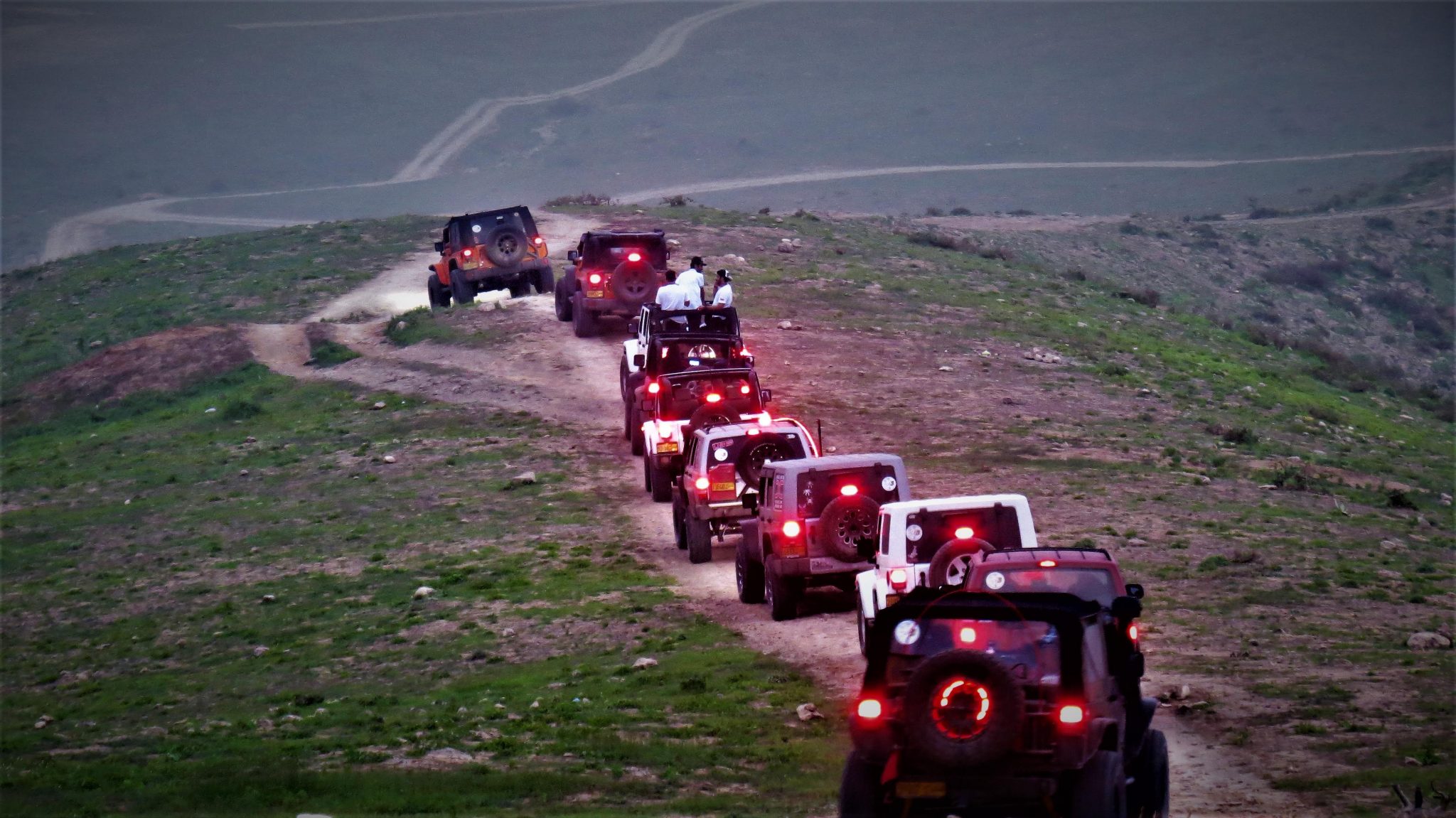 شباب يجوبون عُمان للتعريف بها سياحيًا وينظّمون قافلة “ظفار المجد3”