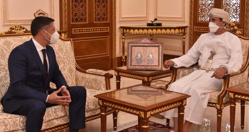 وزير المكتب السلطاني يستقبل السفير السويسري