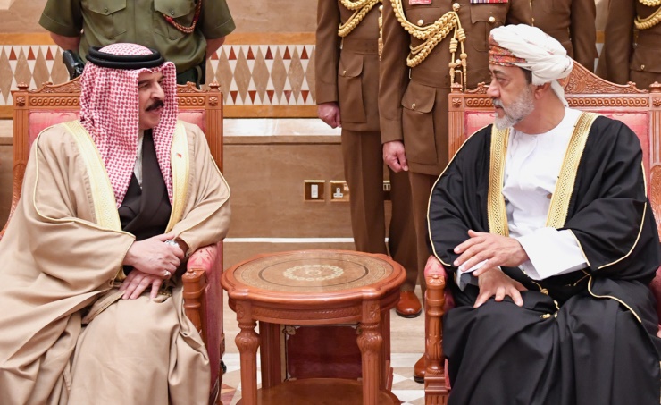 باتصال مع جلالة السلطان: ملك البحرين يطمئن ويُعزّي
