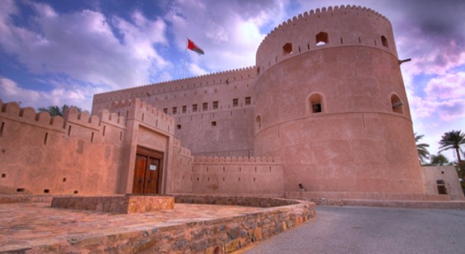 كيف أثّر تطور التسليح الحربي على عمارة الأبنية الدفاعية في السلطنة