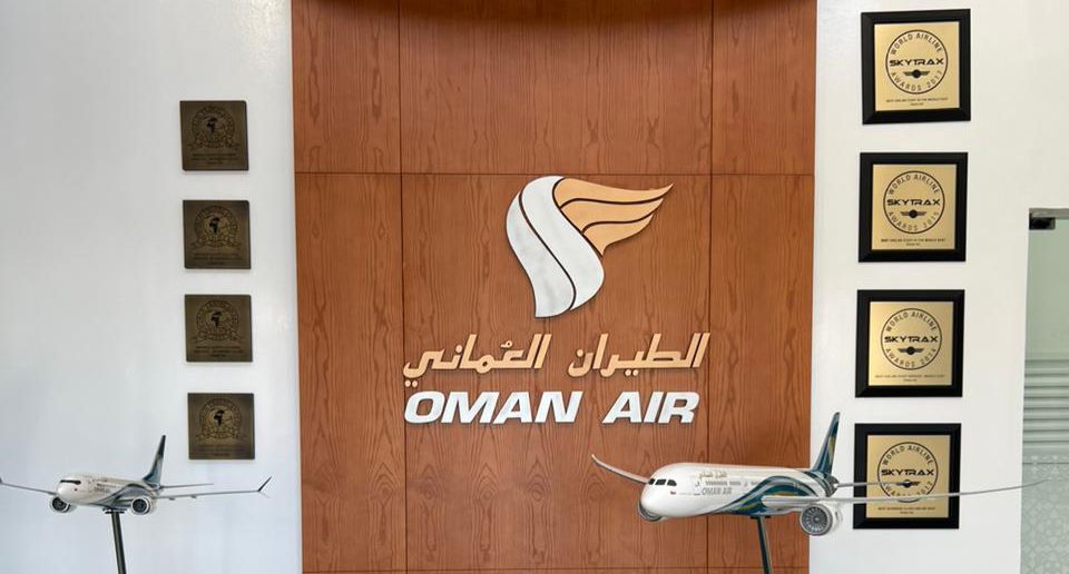 منها إعادة هيكلة الموظفين وإلغاء عقد تشلسي، أبرز ما جاء في اللقاء الإعلامي للطيران العماني